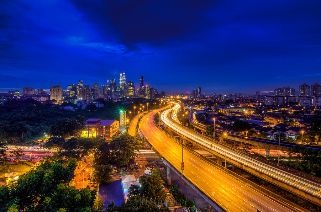 Photo of a street at night, used to illustrate Facebook lead generation for realtors - Photo by Naim Fadil